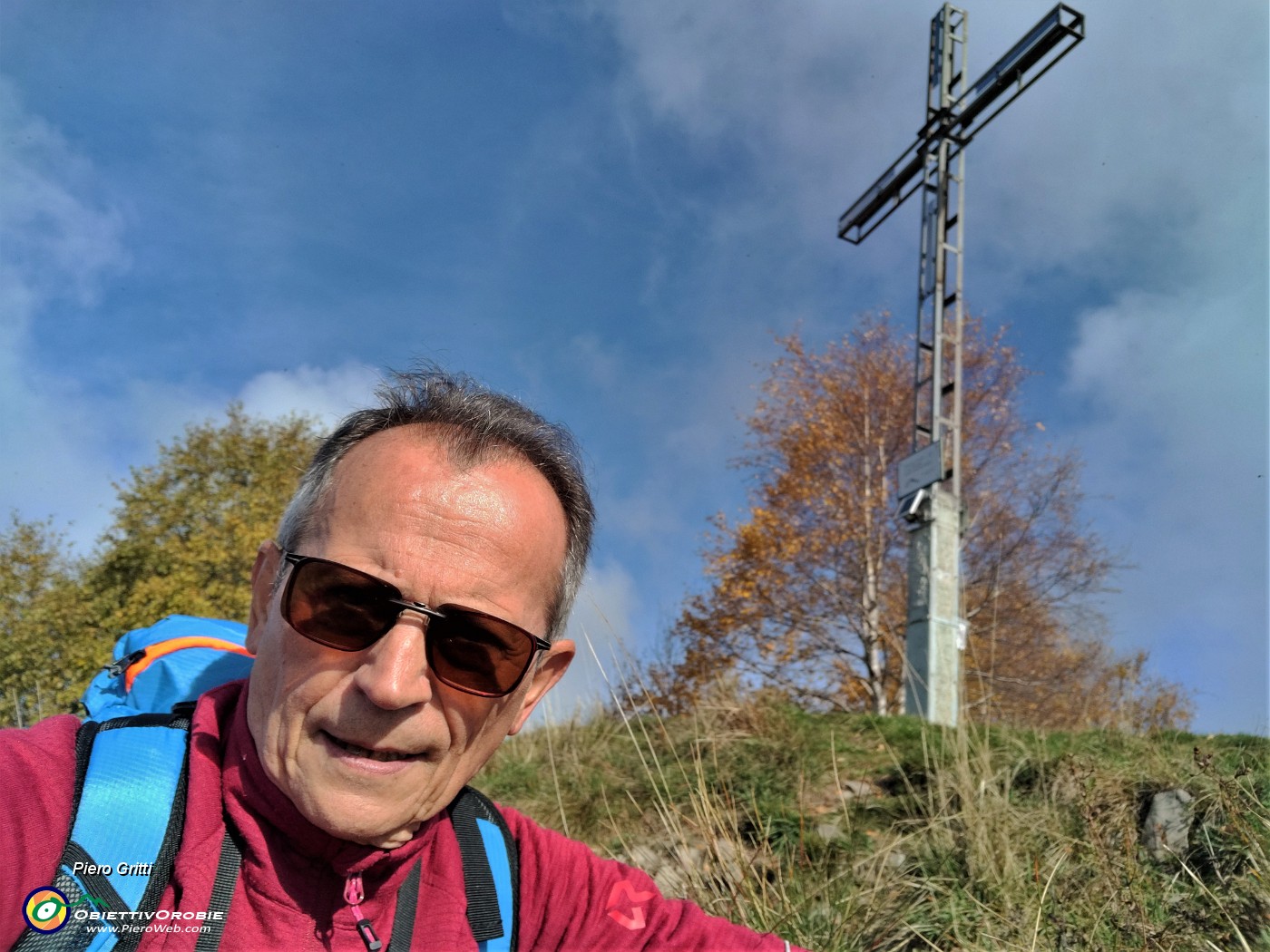 40 Alla croce di vetta del Monte GIoco (1366 m).jpg